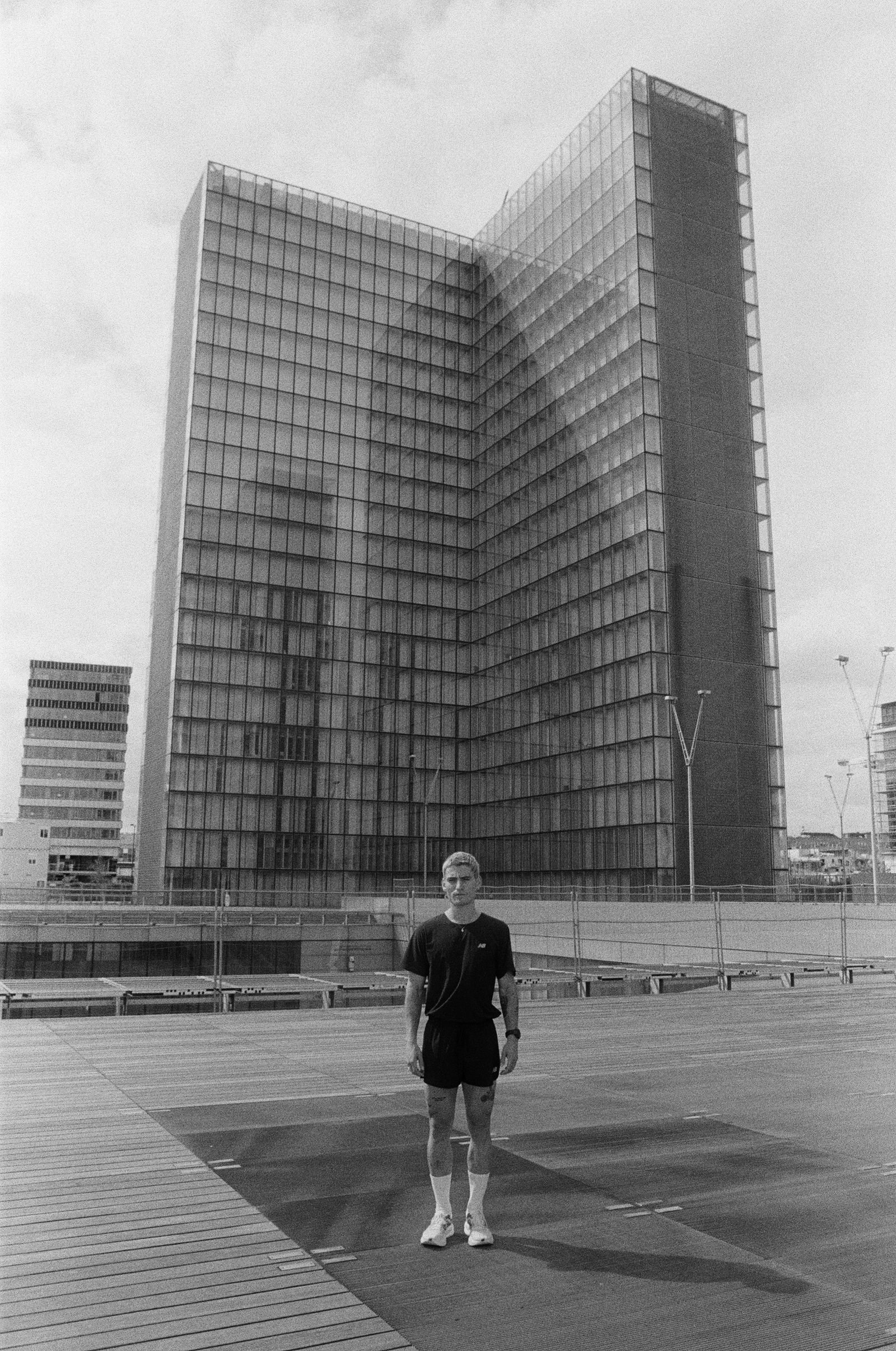 Coureur seul sur le parvis, noir et blanc