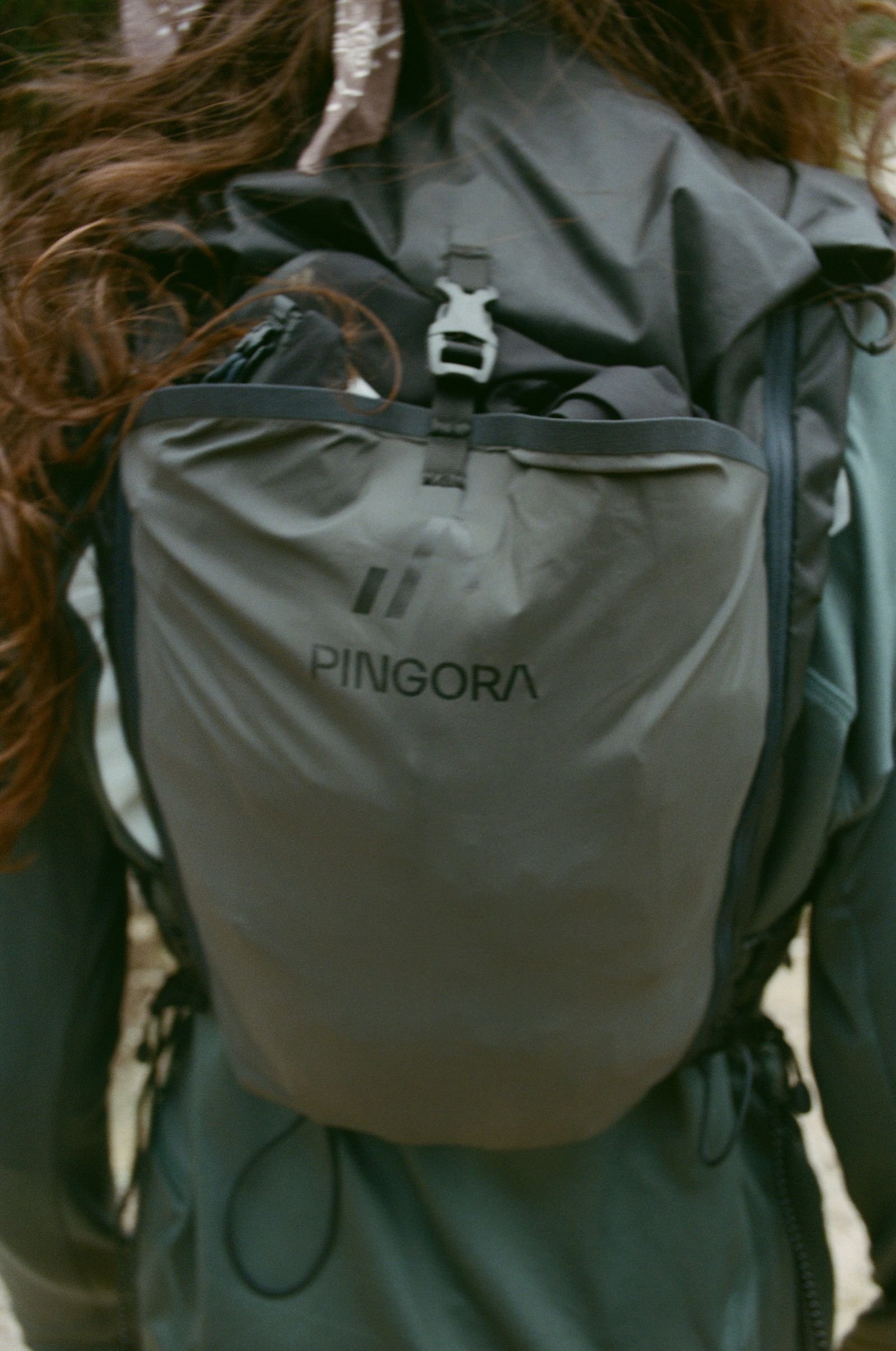 Sac Pingora porté de dos, cheveux au vent