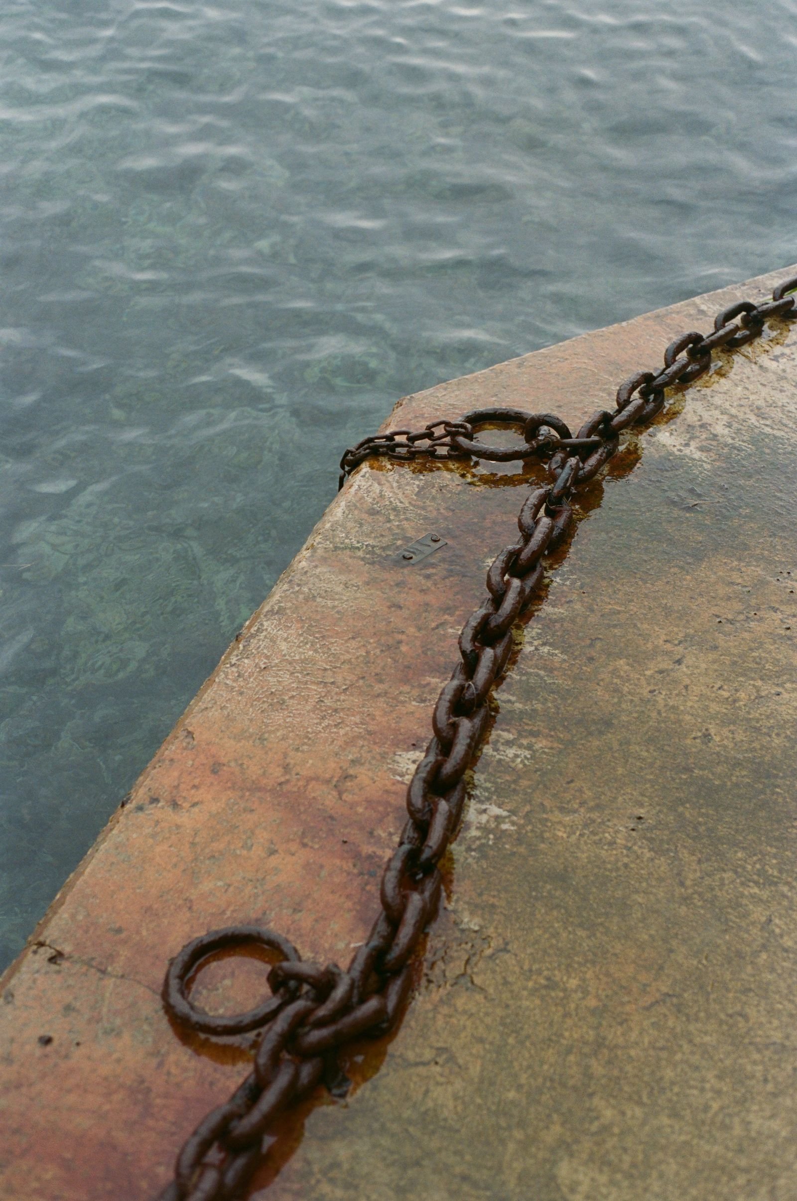 Chaîne d'amarrage et bord de quai