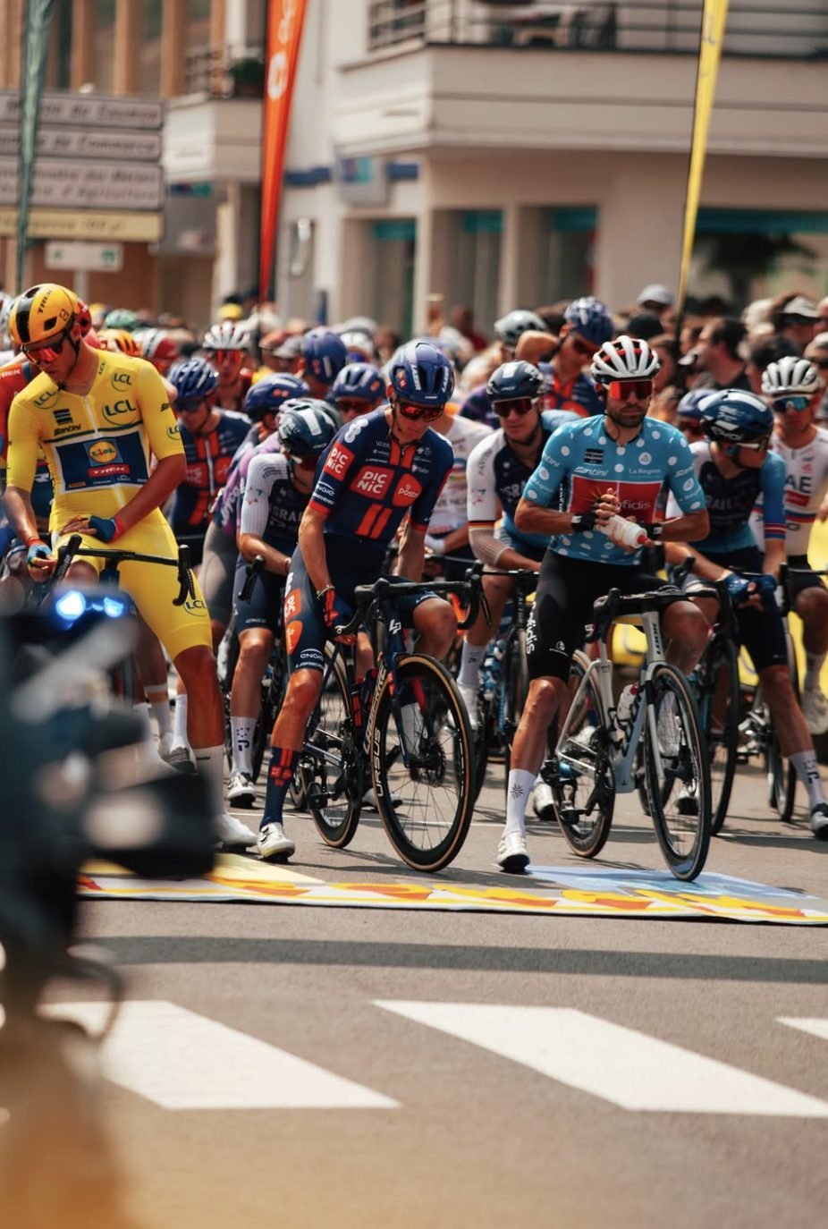 Ligne de départ, maillot jaune et peloton